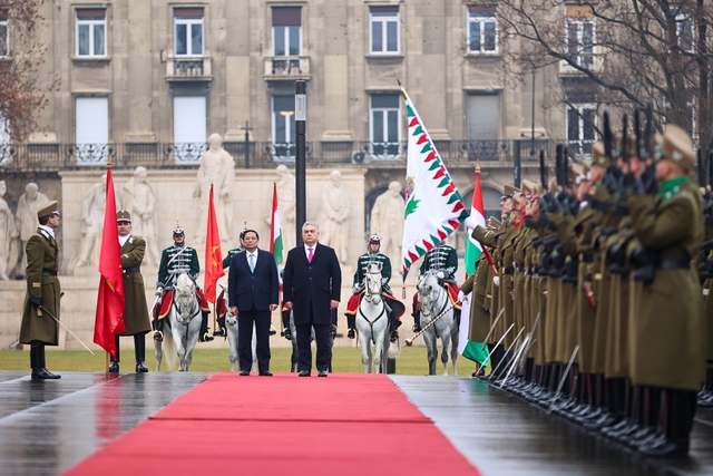 Thủ tướng Phạm Minh Chính đến Budapest, bắt đầu thăm chính thức Hungary- Ảnh 4.