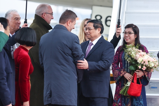 Thủ tướng Phạm Minh Chính đến Budapest, bắt đầu thăm chính thức Hungary- Ảnh 2.