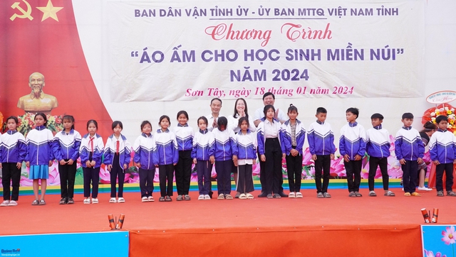 Tặng 4.000 áo ấm cho học sinh miền núi Quảng Ngãi- Ảnh 1.