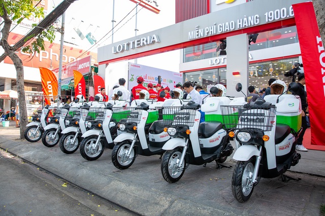 Honda Việt Nam vừa bàn giao 100 xe máy điện Benly e: cho đối tác Lotteria nhằm mục tiêu mở rộng dự án phát triển sử dụng xe điện giao hàng