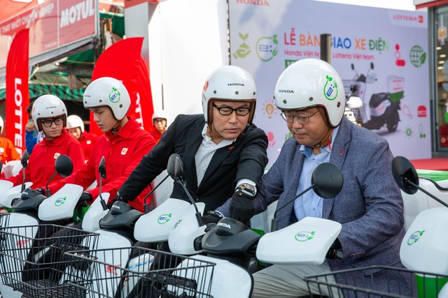 Honda Việt Nam bàn giao 100 xe máy điện cho Loterria- Ảnh 7.