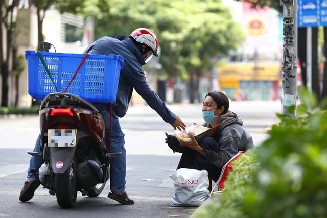 Thấy người lang thang xin ăn ở TP.HCM, liên hệ số điện thoại nào ?- Ảnh 1.