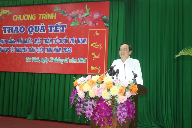 Phó thủ tướng Trần Lưu Quang thăm, tặng quà gia đình khó khăn ở Trà Vinh- Ảnh 1.