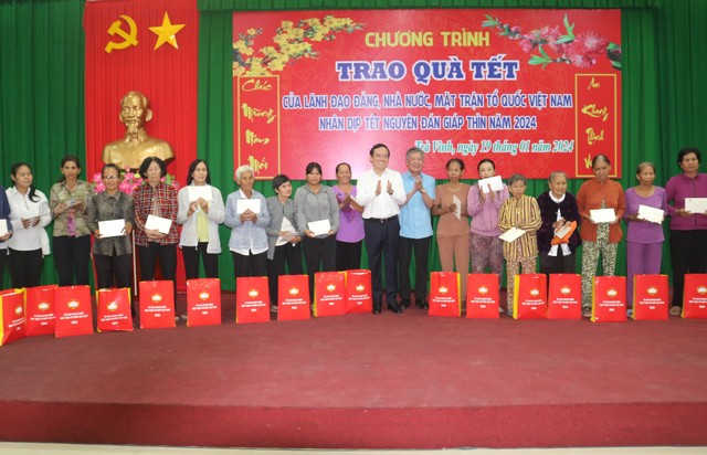 Phó thủ tướng Trần Lưu Quang thăm, tặng quà gia đình khó khăn ở Trà Vinh- Ảnh 2.