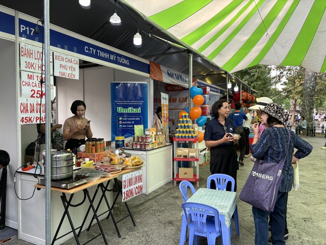 Người dân khu Chợ Lớn sắm tết tại công viên Văn Lang- Ảnh 2.