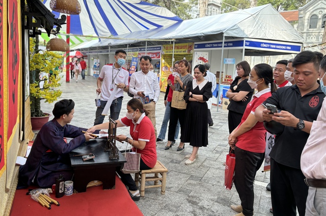 Người dân khu Chợ Lớn sắm tết tại công viên Văn Lang- Ảnh 1.