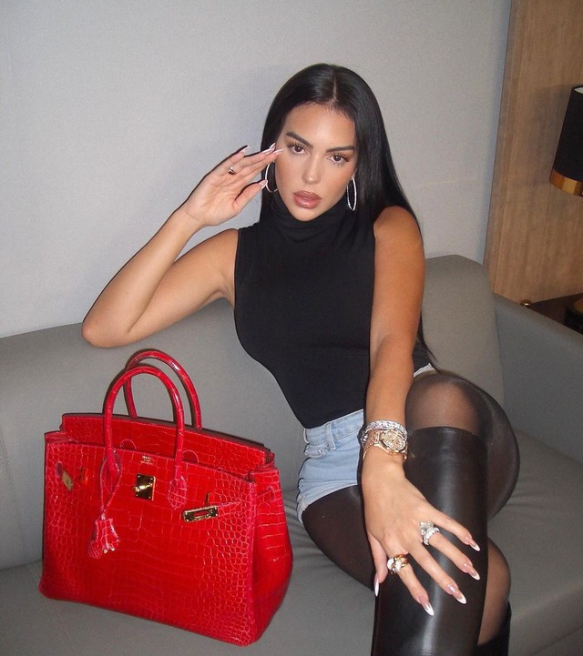 Surprised by the million dollar wardrobe of Georgina Rodriguez - Ronaldo's girlfriend - Photo 1.