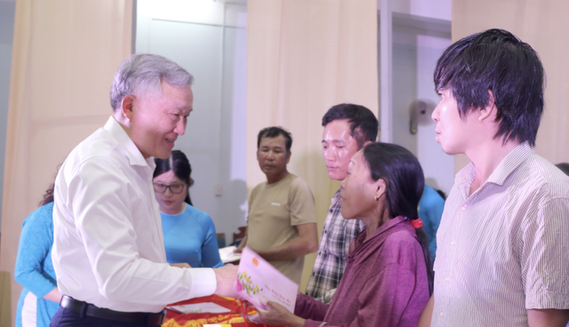 Chánh án TAND tối cao Nguyễn Hòa Bình tặng quà tết tại Phú Yên- Ảnh 2.
