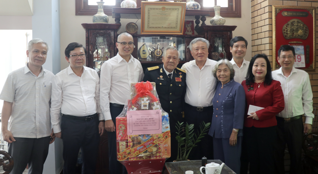 Chánh án TAND tối cao Nguyễn Hòa Bình tặng quà tết tại Phú Yên- Ảnh 3.