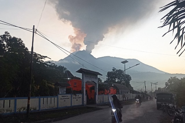 Núi lửa phun trào khiến hàng ngàn người sơ tán ở Indonesia- Ảnh 1.