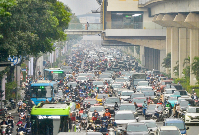 Đường phố Hà Nội ùn tắc trở lại trong ngày làm việc đầu tiên năm 2024- Ảnh 1.