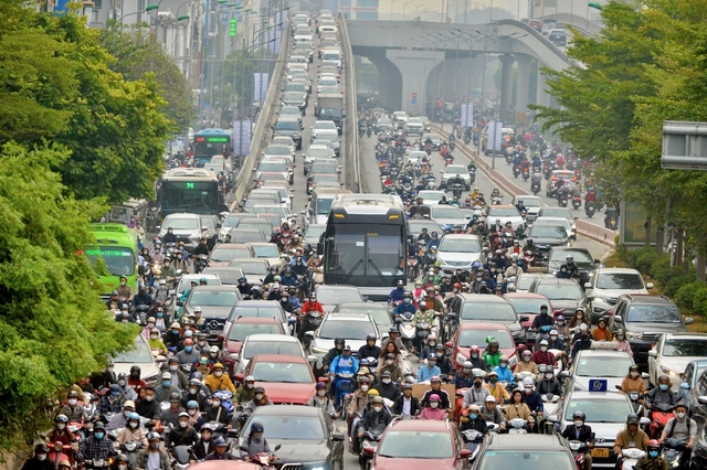 Đường phố Hà Nội ùn tắc trở lại trong ngày làm việc đầu tiên năm 2024- Ảnh 7.