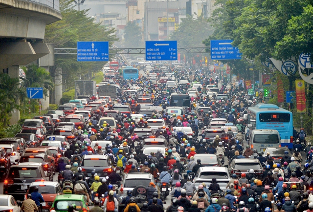 Đường phố Hà Nội ùn tắc trở lại trong ngày làm việc đầu tiên năm 2024- Ảnh 3.