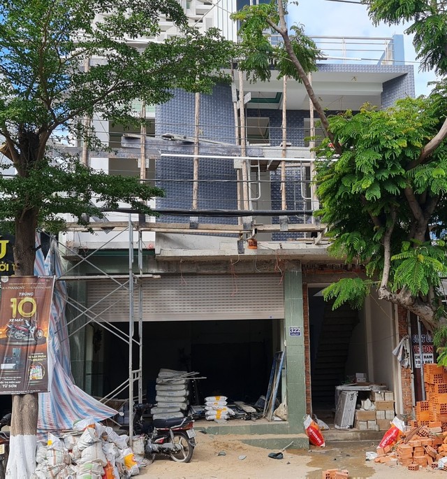 Một thợ xây ở Ninh Thuận bị điện giật, rơi từ tầng 1 xuống đất tử vong- Ảnh 1.