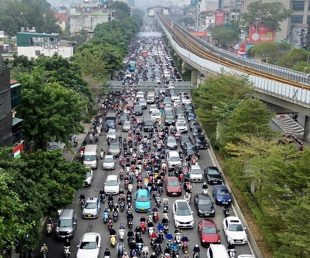 Đường phố Hà Nội ùn tắc trở lại trong ngày làm việc đầu tiên năm 2024- Ảnh 2.