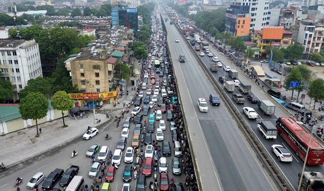 Đường phố Hà Nội ùn tắc trở lại trong ngày làm việc đầu tiên năm 2024- Ảnh 9.