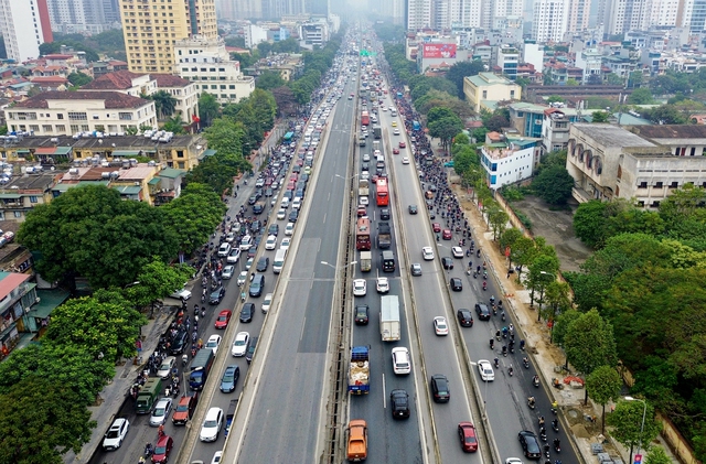 Đường phố Hà Nội ùn tắc trở lại trong ngày làm việc đầu tiên năm 2024- Ảnh 8.