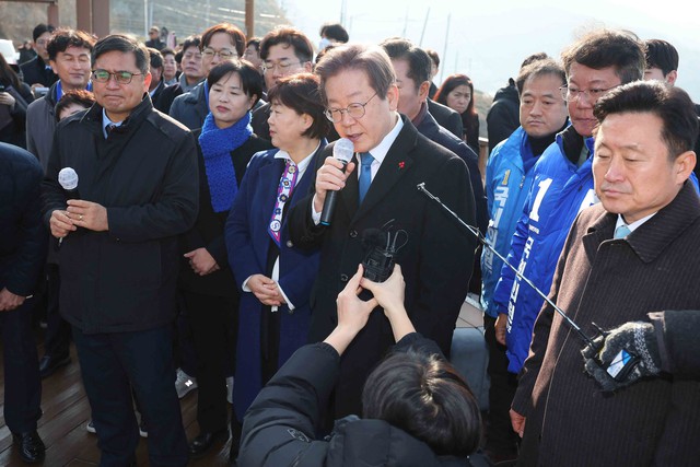 Lãnh đạo đảng đối lập Hàn Quốc bị đâm vào cổ- Ảnh 1.