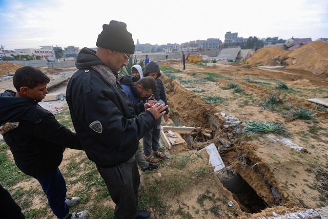 Israel bị tố cáo phạm 'tội ác chiến tranh' vì phá nghĩa trang tại Gaza- Ảnh 1.