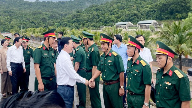 Chủ tịch nước Võ Văn Thưởng: Cần quan tâm việc học hành của trẻ em Thổ Châu- Ảnh 3.