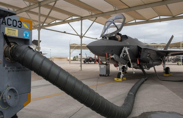 Một đèn pin làm hỏng động cơ máy bay F-35 14 triệu USD của không quân Mỹ- Ảnh 1.