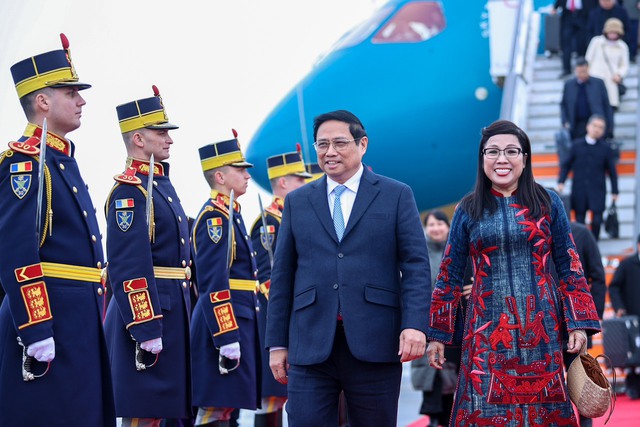Thủ tướng Phạm Minh Chính đến Bucharest, bắt đầu thăm chính thức Romania- Ảnh 2.