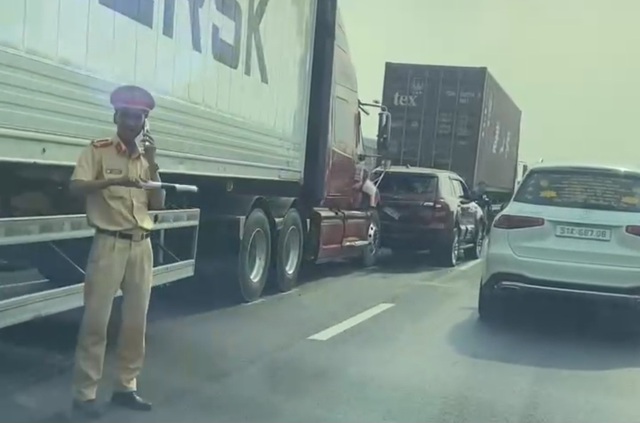 Cao tốc TPHCM - Trung Lương kẹt xe nghiêm trọng do 2 vụ tai nạn liên hoàn- Ảnh 2.