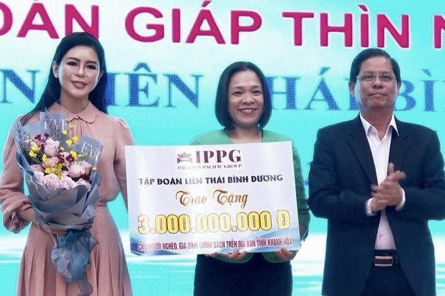 Bà Lê Hồng Thủy Tiên trao tặng 3 tỉ đồng giúp người khó khăn ở Khánh Hòa- Ảnh 1.