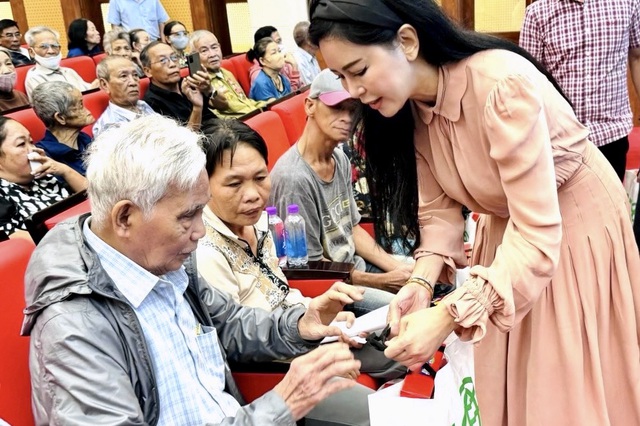 Bà Lê Hồng Thủy Tiên trao tặng 3 tỉ đồng giúp người khó khăn ở Khánh Hòa- Ảnh 2.