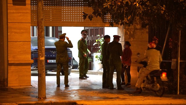 Xem nhanh 20h ngày 21.1: Hàng trăm cảnh sát phong tỏa quán bar | Ma men 'quậy' đòi tặng xe CSGT- Ảnh 1.