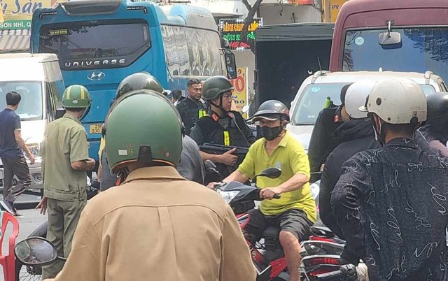 TP.HCM: Hàng trăm cảnh sát phong tỏa bar Phương Lâm ở đường Gò Dầu- Ảnh 2.