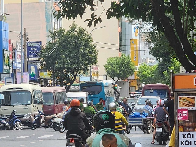 TP.HCM: Hàng trăm cảnh sát phong tỏa bar Phương Lâm ở đường Gò Dầu- Ảnh 1.