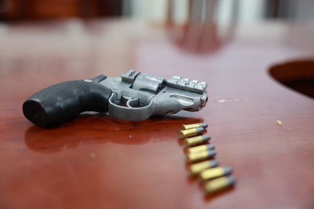 'Độ' súng đồ chơi thành vũ khí quân dụng bắn thử khiến xóm trọ khiếp vía- Ảnh 2.