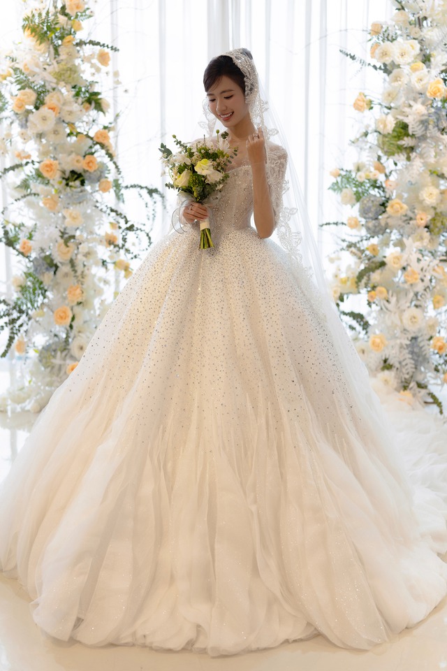 Quyên Nguyễn Bridal | Dịch vụ may, bán và cho thuê váy cưới, áo dài uy tín  tại Hà Nội | Áo dài, Bộ sưu tập áo cưới, Váy cưới ren