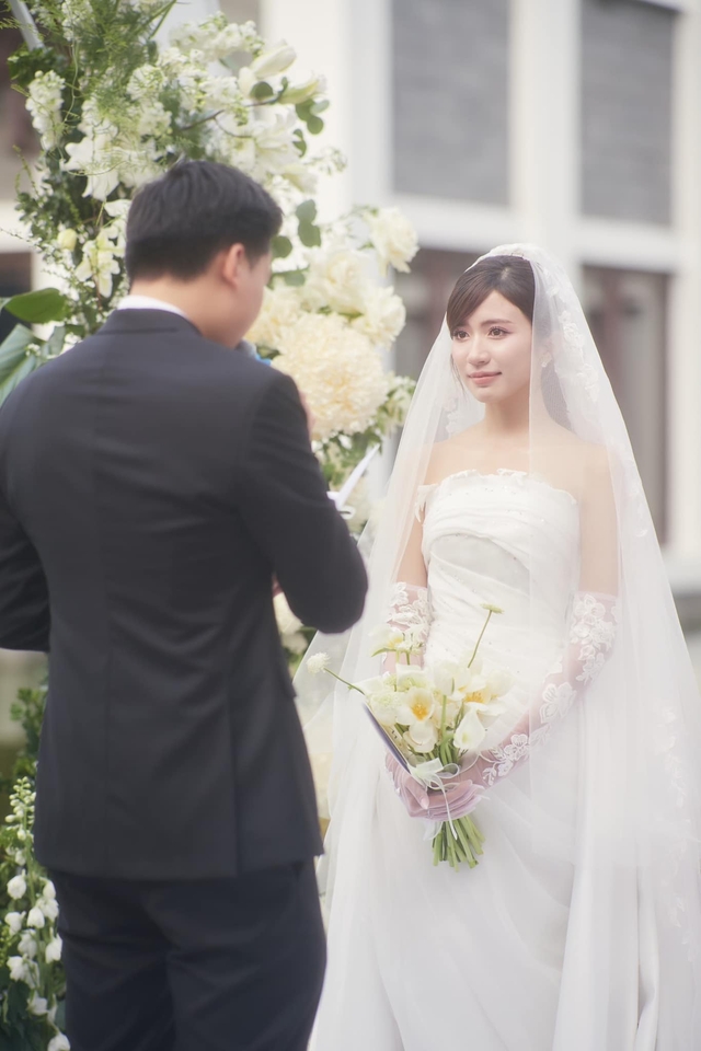 Váy cưới quyến rũ của Vân Vân trong 'Thương ngày nắng về'- Ảnh 5.