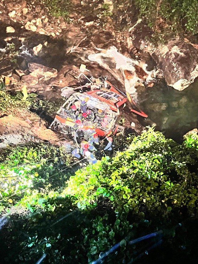 Xe khách lao xuống vực ở cao tốc La Sơn - Túy Loan, ít nhất 2 người tử vong- Ảnh 2.