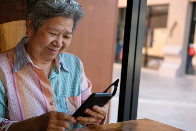 Nhóm người dùng có tuổi đang dành nhiều thời gian nhìn vào điện thoại, máy tính bảng hơn trước