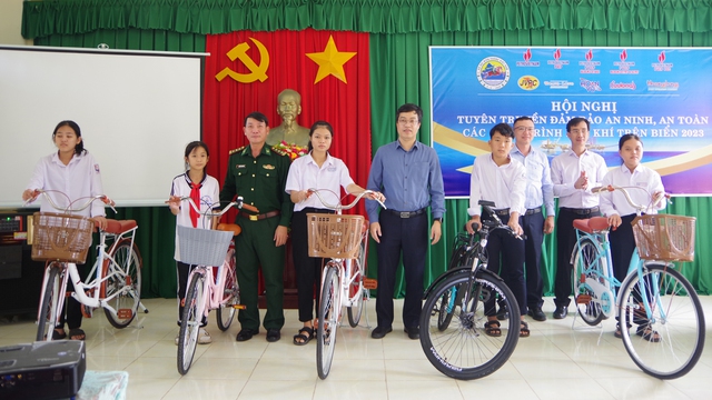 Bộ đội biên phòng tỉnh Bình Định nhận đỡ đầu học sinh, trao học bổng- Ảnh 2.
