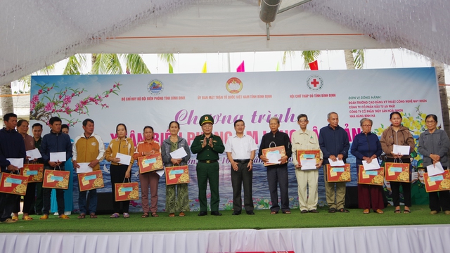 Bộ đội biên phòng tỉnh Bình Định nhận đỡ đầu học sinh, trao học bổng- Ảnh 1.