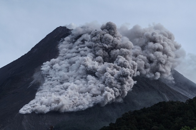 Núi lửa thay nhau phun trào, hàng nghìn người ở Indonesia phải sơ tán- Ảnh 2.