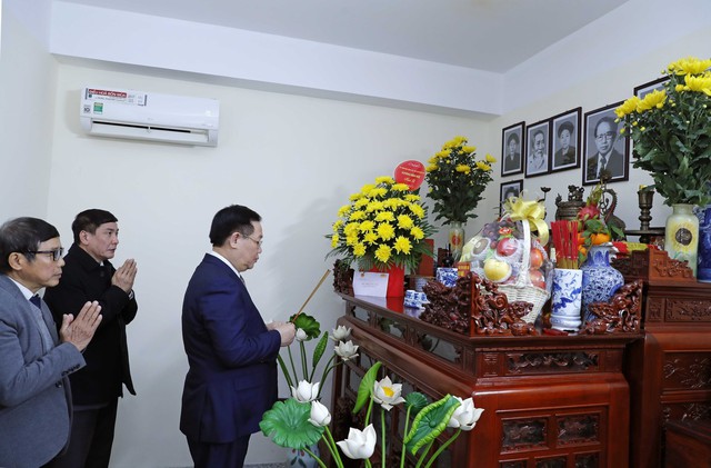 Chủ tịch Quốc hội Vương Đình Huệ thăm, chúc tết gia đình các cố Chủ tịch Quốc hội- Ảnh 1.