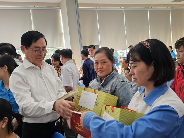 Thường trực Ban Bí thư Trương Thị Mai tặng quà tết cho công nhân, người nghèo- Ảnh 2.