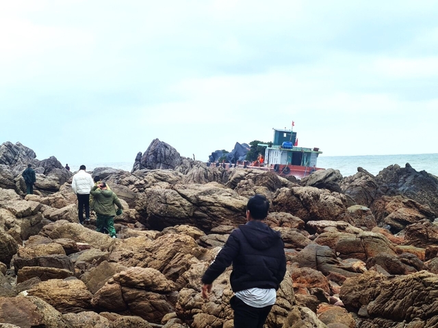 Quảng Ninh: Cứu 2 thuyền viên người Trung Quốc gặp nạn trên biển Quan Lạn - Ảnh 1.