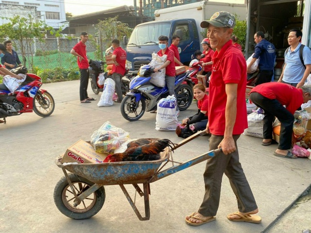 Công nhân xếp hàng nhận gà thịt, gạo ăn tết: Niềm vui bất ngờ, tết ấm no- Ảnh 2.