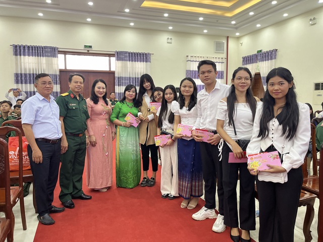Nhiều sinh viên Lào, Campuchia bất ngờ được nhận lì xì tết sớm- Ảnh 2.
