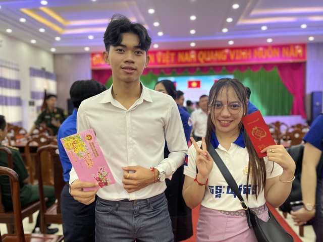 Nhiều sinh viên Lào, Campuchia bất ngờ được nhận lì xì tết sớm- Ảnh 3.