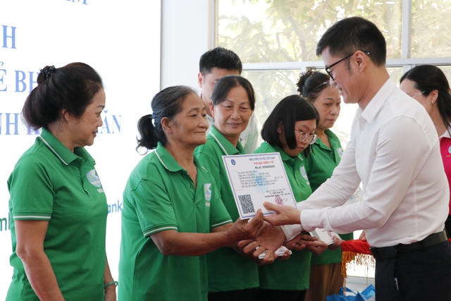 Tổng giám đốc BHXH VN trao 200 thẻ BHYT cho người nghèo ở TP.HCM- Ảnh 4.