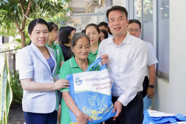 Tổng giám đốc BHXH VN trao 200 thẻ BHYT cho người nghèo ở TP.HCM- Ảnh 3.