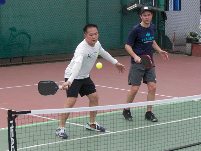 Trương Vinh Hiển giành thắng trước tay vợt pickleball từng vô địch nước Mỹ Daniel Moore- Ảnh 2.