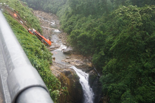 Cận cảnh chiếc xe khách lao xuống vực sâu ở cao tốc La Sơn - Túy Loan- Ảnh 9.